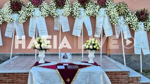 Αγγελική Νικολούλη: Συγκίνηση στo τελευταίο «αντίο» στη μητέρα της