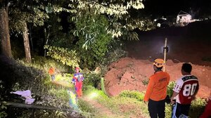 Ινδονησία: Δύο νεκροί και 21 αγνοούμενοι από κατολίσθηση που προκάλεσαν ισχυρές βροχοπτώσεις