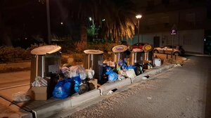 Οι υπόγειοι κάδοι γέμισαν, σε λίγο και το ... πεζοδρόμιο!