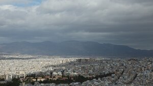 Καιρός: Αραιές νεφώσεις και τοπικές βροχές σήμερα 