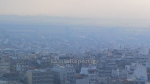 Πνίγηκε από τους καπνούς η Λαμία από τη μαζική καύση υπολειμμάτων καλλιεργειών