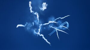 Στον ουρανό του Ηρακλείου η επίδειξη της ομάδας «ΖΕΥΣ» της Πολεμικής Αεροπορίας - Βίντεο και φωτογραφίες