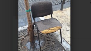 Μα να κλειδώσει την καρέκλα στο δέντρο;