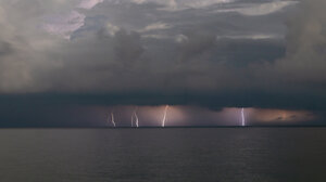 Καταιγίδα με εντυπωσιακούς κεραυνούς πάνω από τη θάλασσα - Φωτογραφίες