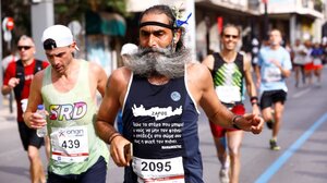 Κωστής Μανιουδάκης: Ο Κρητικός δρομέας που κέντρισε τα βλέμματα στον Αυθεντικό Μαραθώνιο της Αθήνας 