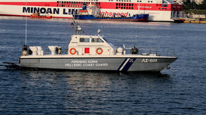 Αυτοκίνητο έπεσε στο λιμάνι του Πειραιά - Καλά στην υγεία ο 69χρονος οδηγός