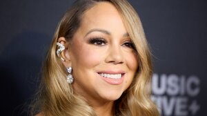 Η Μαράια Κάρεϊ δίνει το σύνθημα για τα Χριστούγεννα με ένα νέο «it's time» - Δείτε βίντεο