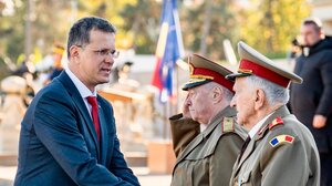 Παραιτήθηκε ο υπουργός Άμυνας της Ρουμανίας - Είχε δώσει ψευδή στοιχεία στο βιογραφικό του