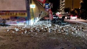 Αναστάτωση στο κέντρο των Χανίων - Kατέρρευσαν τμήματα μπαλκονιών από οικοδομή