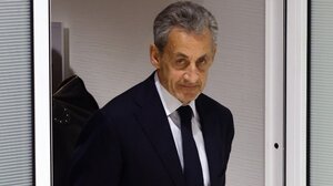 Βγήκε από τη φυλακή ο Νικολά Σαρκοζί