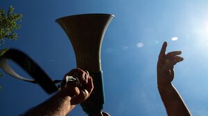 Στη συγκέντρωση έξω από την εφορία Χανίων και οι φοιτητές του Πολυτεχνείου Κρήτης