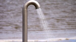 "Ανεξέλεγκτα τρέχει το νερό στις ντουζιέρες σε παραλίες"