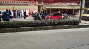 Τροχαίο στη Λαμία: Μηχανή προσπάθησε να αποφύγει πεζή και έπεσε πάνω σε αυτοκίνητο