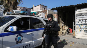 Ξεκινάει από αύριο η παρουσία επί 24ωρης βάσης αστυνομικών σε 25 περιοχές με Ρομά