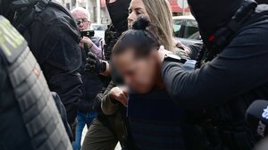 Σαλαμίνα: Προφυλακιστέα η 46χρονη για τη δολοφονία της πεθεράς της - Τι υποστήριξε