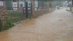 Σκιάθος: Προβλήματα από την κακοκαιρία, δρόμοι μετατράπηκαν σε ποτάμια