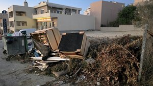 "Η νέα τάση; Ό,τι δεν θέλω στο σπίτι μου το πετάω στον δρόμο!”