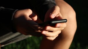 Αυστραλία - απαγόρευση των social media: Μια "γλυκόπικρη νίκη" για τη μητέρα ενός 14χρονου που είχε αυτοκτονήσει μετά την παρενόχλησή του στο διαδίκτυο