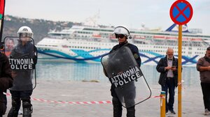 Ένταση και προσαγωγές στη Σούδα για το ισραηλινό κρουαζιερόπλοιο - Δείτε φωτογραφίες