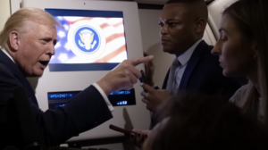 ΗΠΑ: Η δημοσιογράφος που χαρακτήρισε “γουρούνα” ο Τραμπ “πήγαινε γυρεύοντας”, επιμένει ο Λευκός Οίκος