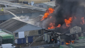 Μεγάλη φωτιά σε αποθήκη στο Λονδίνο – Φόβοι για εκρήξεις λόγω πυροτεχνημάτων