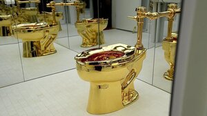 Σε δημοπρασία ανεκτίμητη τουαλέτα από μασίφ χρυσό 18 καρατιών!