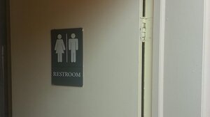 Ελεύθερος ο νεαρός που βιντεοσκόπησε παράνομα 68χρονη σε τουαλέτα επιχείρησης