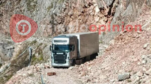 Οδηγός νταλίκας έστριψε λάθος λόγω GPS και εγκλωβίστηκε σε χωματόδρομο στα Τρίκαλα