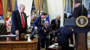 Κατέρρευσε δίπλα στον Τραμπ στέλεχος φαρμακευτικής κατά τη διάρκεια ανακοινώσεων για φάρμακα κατά της παχυσαρκίας