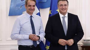 Συνάντηση Μητσοτάκη με τον Ευρωπαίο Επίτροπο Βιώσιμων Μεταφορών και Τουρισμού Απόστολο Τζιτζικώστα