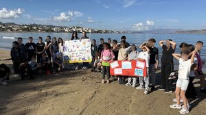 Εθελοντικός καθαρισμός παραλίας από μαθητές του Δημοτικού Σχολείου Βαρυπέτρου