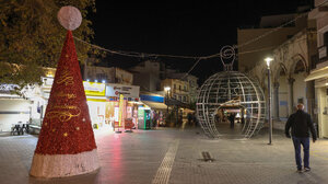 Δειλά - δειλά άρχισε να στολίζεται το Ηράκλειο, μόλις έναν μήνα πριν τα Χριστούγεννα