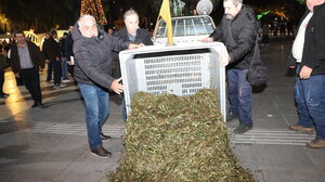 Στην Περιφέρεια Κρήτης οι αγρότες: Πέταξαν φύλλα ελιάς στην πλατεία Ελευθερίας