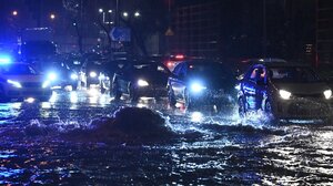 Κακοκαιρία Byron: Χάος στην Αττική - Πλημμυρισμένοι δρόμοι και black out στο κέντρο της Αθήνας