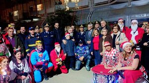 ΠΑΓΝΗ: Μοίρασαν χαμόγελα και δώρα οι "ιπτάμενοι" Άγιοι Βασίληδες στα παιδιά της Ογκολογικής Κλινικής