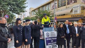 Δεν τους πτόησε η βροχή: Αναβίωσε το έθιμο της βαρέλας στο κέντρο της πόλης - Δείτε φωτογραφίες!