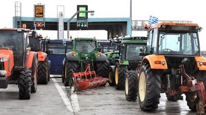 Χριστούγεννα στα μπλόκα: Πώς θα ταξιδέψουν οι εκδρομείς - Ανοιχτά διόδια μέχρι το μεσημέρι