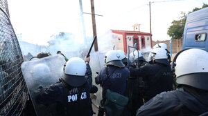 Ηράκλειο - Συλλαλητήριο αγροτοκτηνοτρόφων: Επεισόδια στο αεροδρόμιο, ρίψη χημικών και πετροπόλεμος - Βίντεο και φωτογραφίες