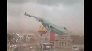 Η στιγμή που καταρρέει το άγαλμα της Ελευθερίας στη Βραζιλία! (video)