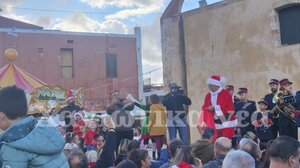 Χανιά: Ο Άη Βασίλης ήρθε με paraglide και σκάφος - Η εντυπωσιακή άφιξή του στο Ενετικό Λιμάνι 