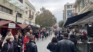 "Ζεστάθηκε" η εορταστική αγορά στο Ηράκλειο - Ανοιχτά και την Κυριακή τα καταστήματα