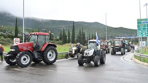 Οι αγρότες παραλύουν τη Δυτική Ελλάδα: Κλείνουν αυτοκινητόδρομους και ετοιμάζουν νέα «έφοδο» στη γέφυρα Ρίου–Αντιρρίου
