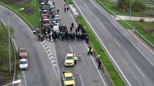 Αγρότες: Κλιμακώνουν τις κινητοποιήσεις τους και παραμένουν στα μπλόκα - Ποιοι δρόμοι είναι κλειστοί