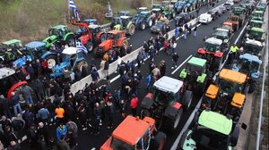 Λαμία: Απέσυραν οι αγρότες τα τρακτέρ από τους παραδρόμους στο μπλόκο του Μπράλου στην Αθηνών - Λαμίας