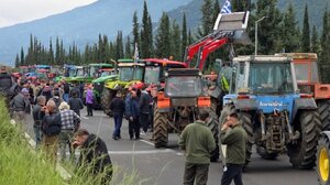 Διακοπή της κυκλοφορίας σε τμήμα της Ιόνιας Οδού στην Άρτα λόγω των αγροτικών κινητοποιήσεων