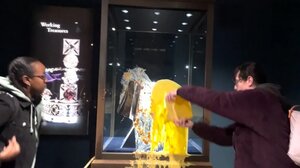 Λονδίνο: Ακτιβιστές πέταξαν μηλόπιτα στη βιτρίνα με το βρετανικό αυτοκρατορικό στέμμα – Βίντεο