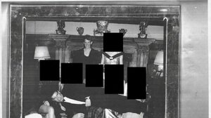 Νέα φωτογραφία «καίει» τον πρίγκιπα Άντριου για το σκάνδαλο Επστάιν: Το πάρτι με τα ναρκωτικά στο εξοχικό της βασίλισσας