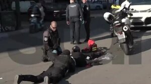 Αστυνομικός «ξάπλωσε» πλάι σε τραυματία τροχαίου για να τον σώσει