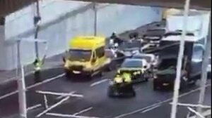 Αναβάτης προσπάθησε να διαφύγει από μπλόκο της Τροχαίας και παρέσυρε τροχονόμο στην Αττική Οδό