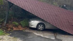 Εικόνες καταστροφής στη Φλώρινα: Καταπλακώθηκε αυτοκίνητο μετά από κατολίσθηση
